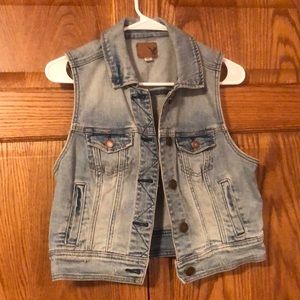 American Eagle denim vest size M.